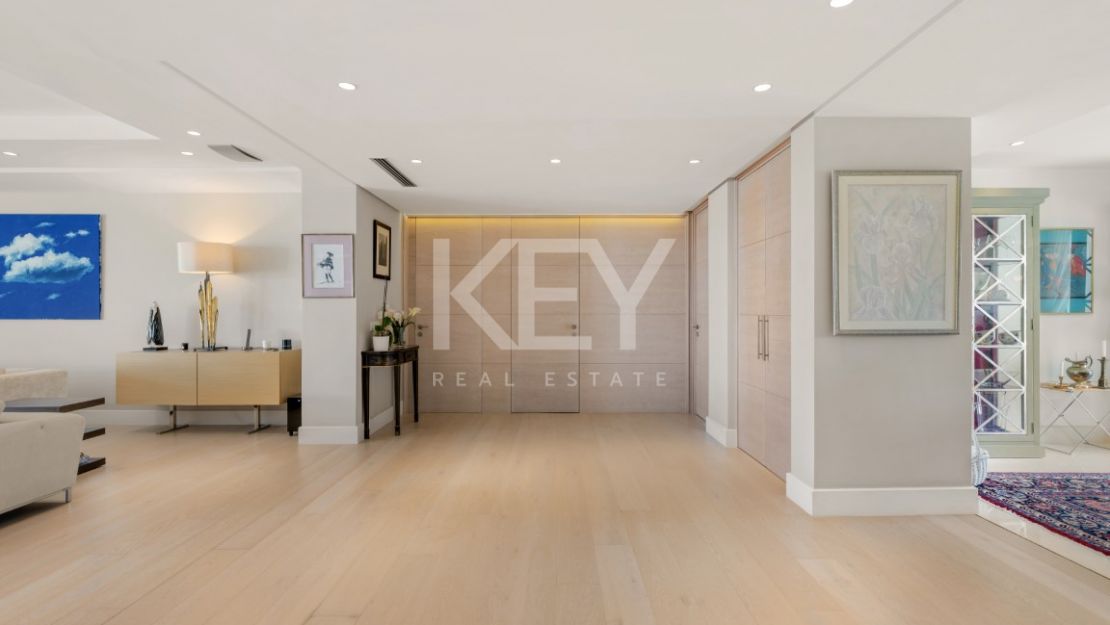 Роскошный двухуровневый пентхаус на первой линии моря на Золотой Миле Марбельи