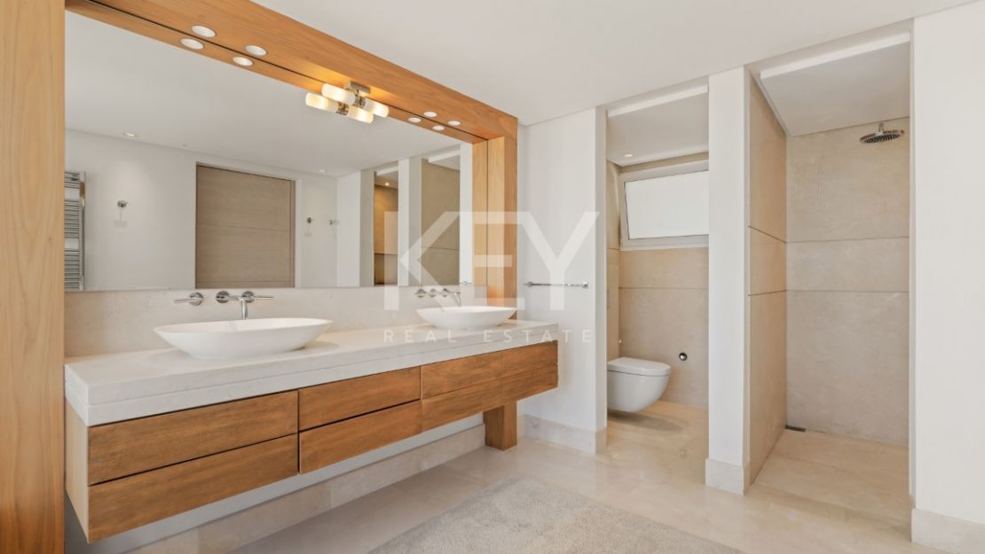 Роскошный двухуровневый пентхаус на первой линии моря на Золотой Миле Марбельи