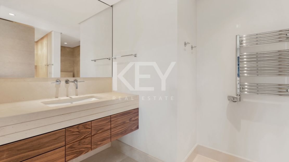 Роскошный двухуровневый пентхаус на первой линии моря на Золотой Миле Марбельи