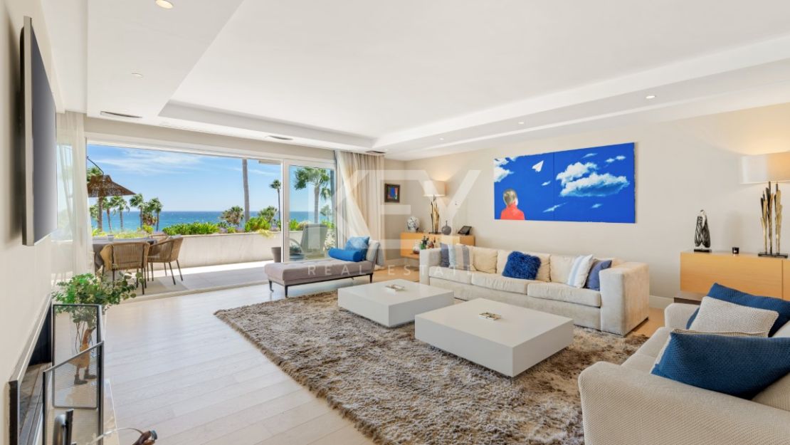 Роскошный двухуровневый пентхаус на первой линии моря на Золотой Миле Марбельи