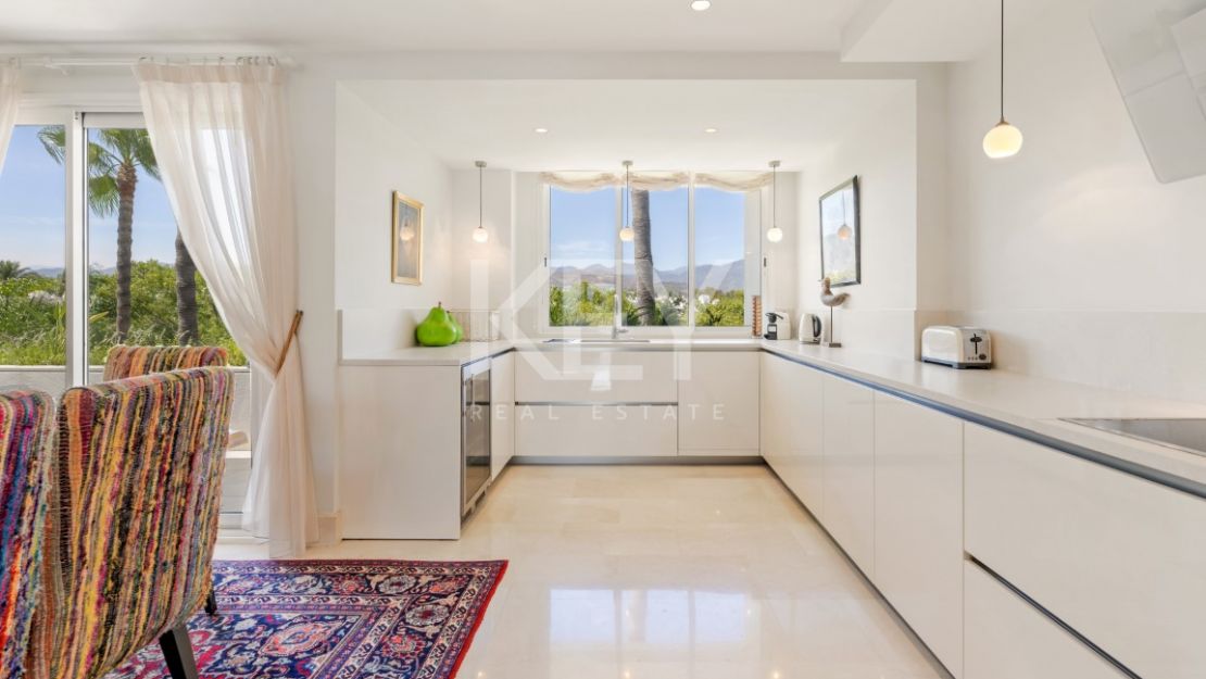 Роскошный двухуровневый пентхаус на первой линии моря на Золотой Миле Марбельи