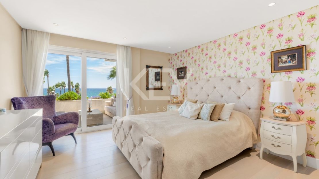 Роскошный двухуровневый пентхаус на первой линии моря на Золотой Миле Марбельи