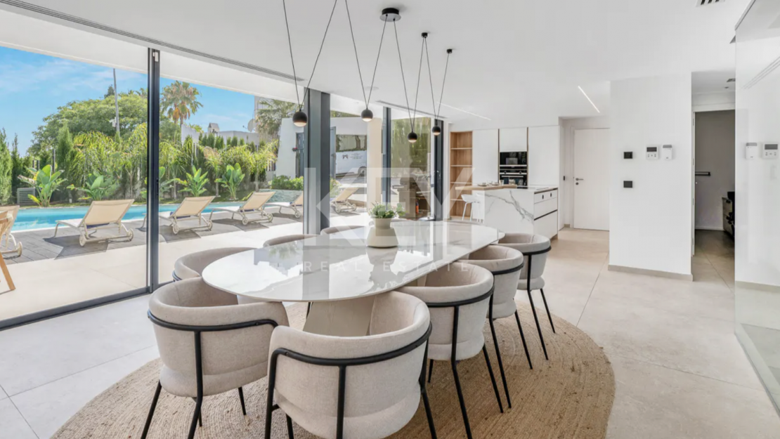 Modern Villa with Beautiful Views in Marbella East