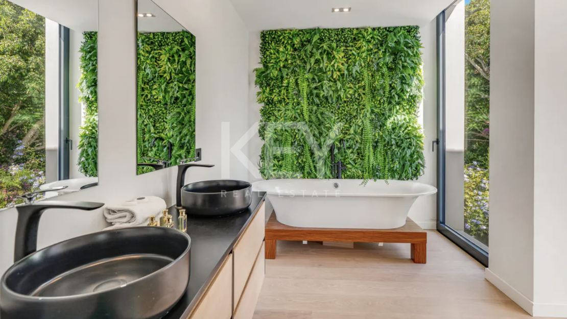 Modern Villa with Beautiful Views in Marbella East