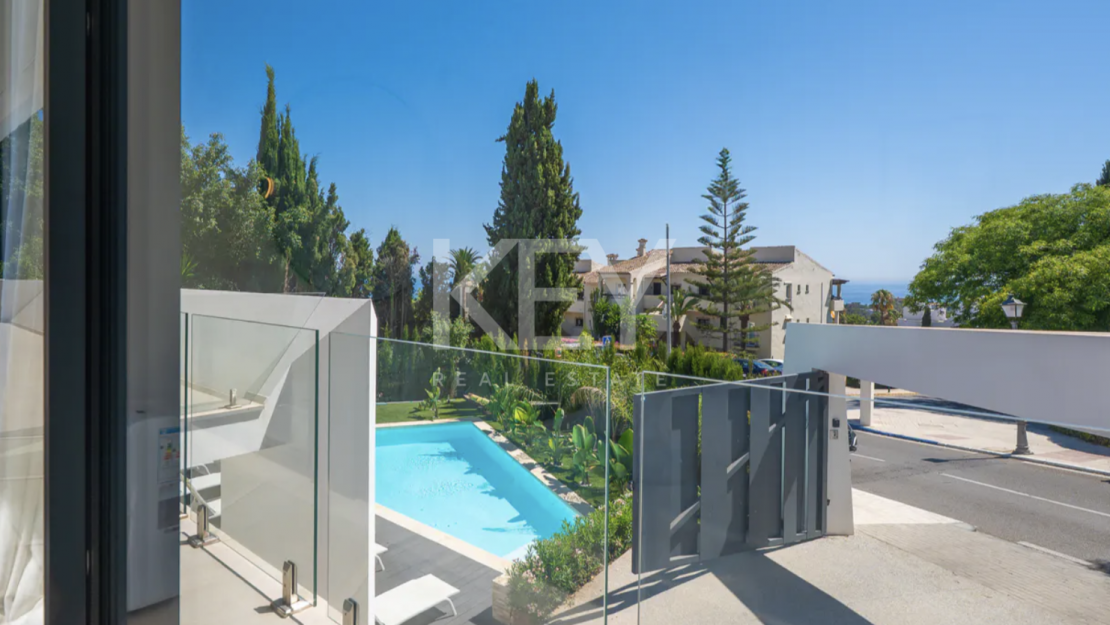 Modern Villa with Beautiful Views in Marbella East
