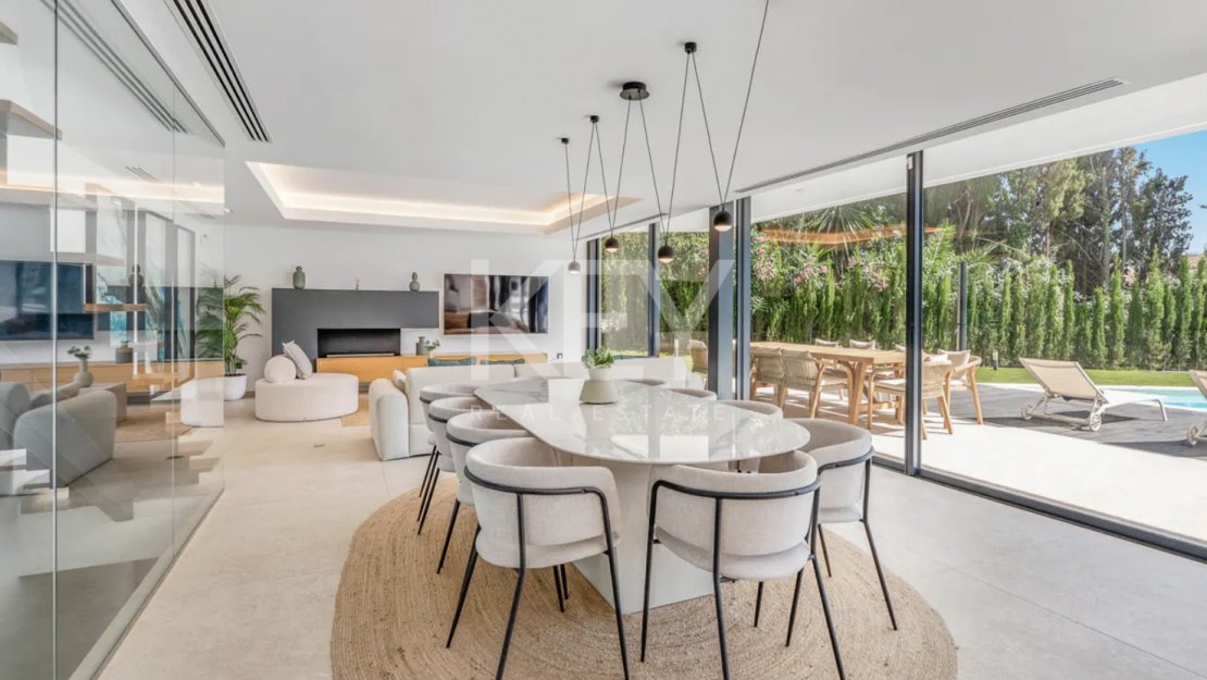 Modern Villa with Beautiful Views in Marbella East