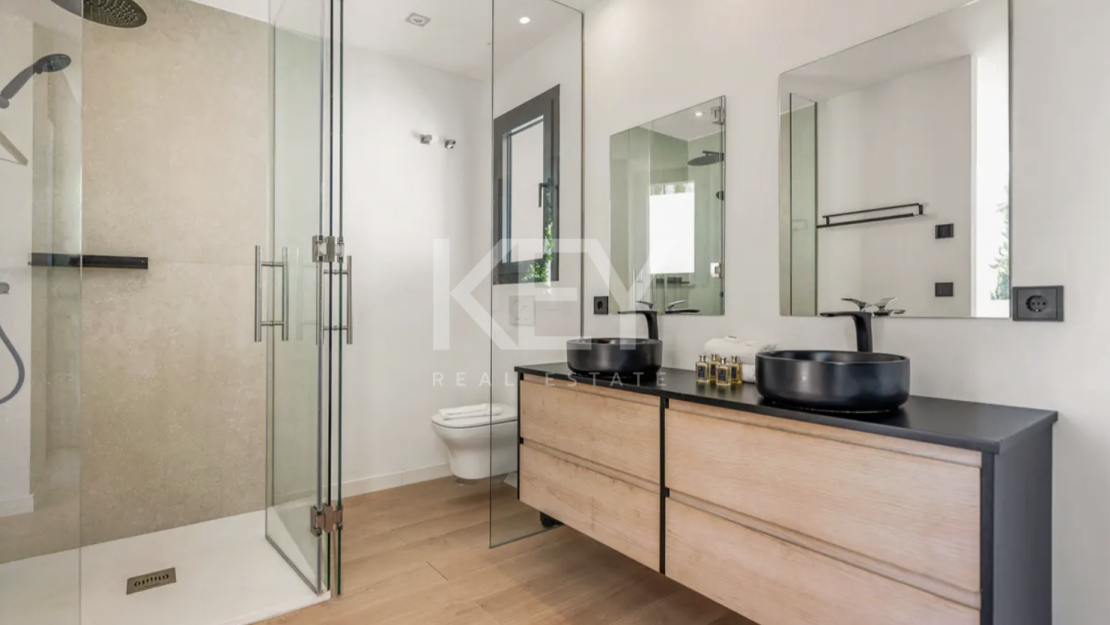 Modern Villa with Beautiful Views in Marbella East