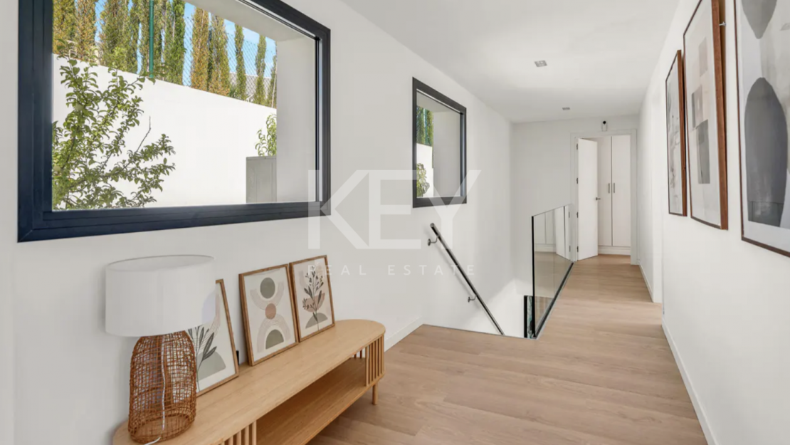 Modern Villa with Beautiful Views in Marbella East