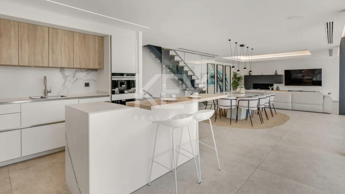 Modern Villa with Beautiful Views in Marbella East