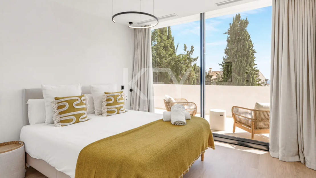 Modern Villa with Beautiful Views in Marbella East