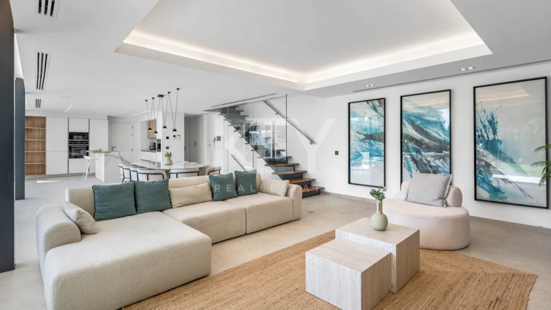 Modern Villa with Beautiful Views in Marbella East