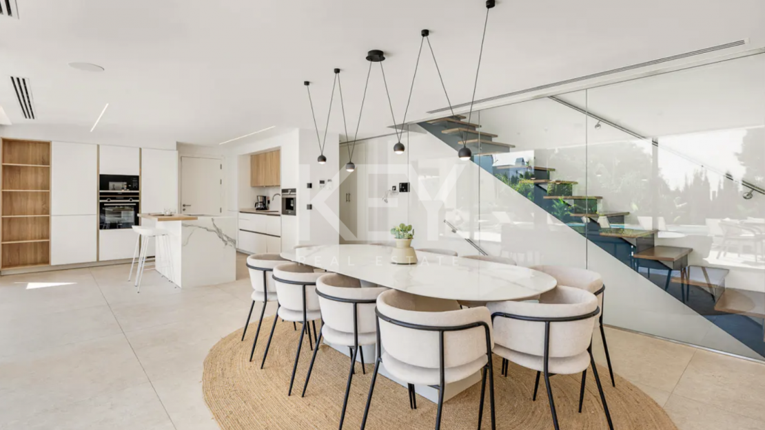 Modern Villa with Beautiful Views in Marbella East