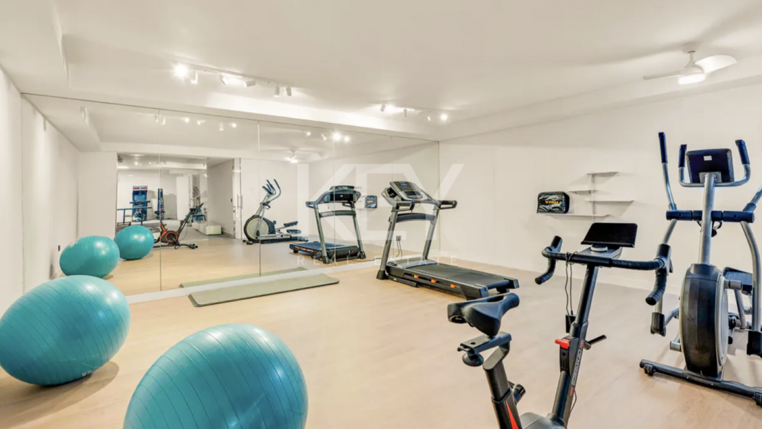 Modern Villa with Beautiful Views in Marbella East