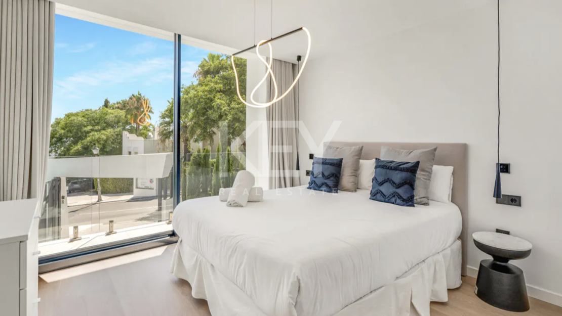 Modern Villa with Beautiful Views in Marbella East