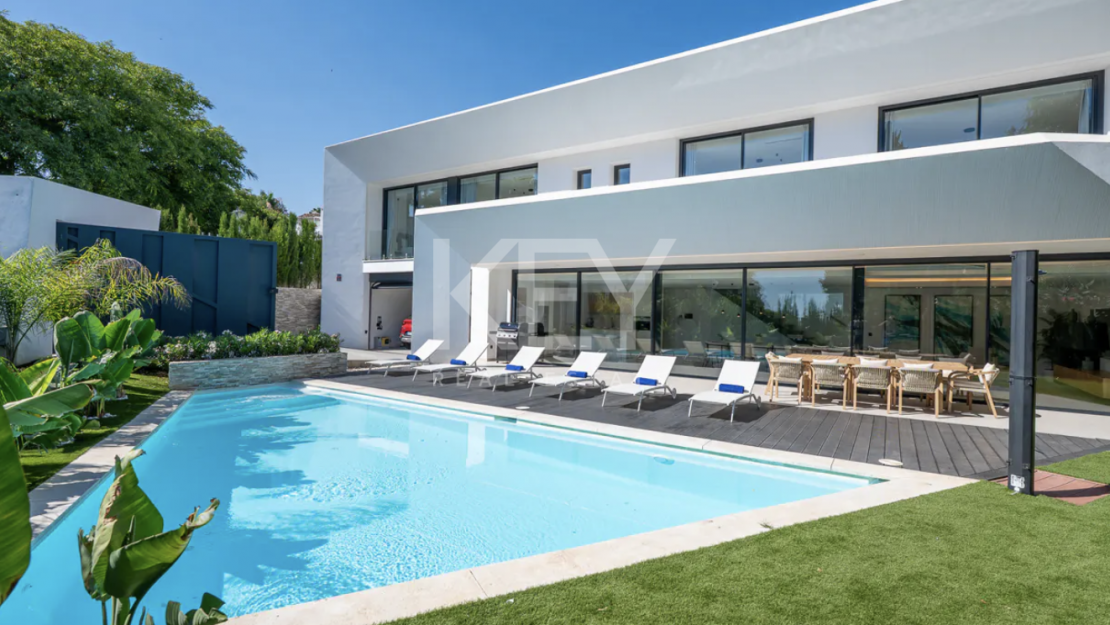 Modern Villa with Beautiful Views in Marbella East