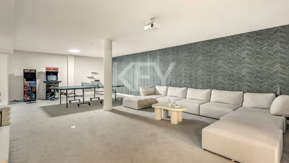 Modern Villa with Beautiful Views in Marbella East