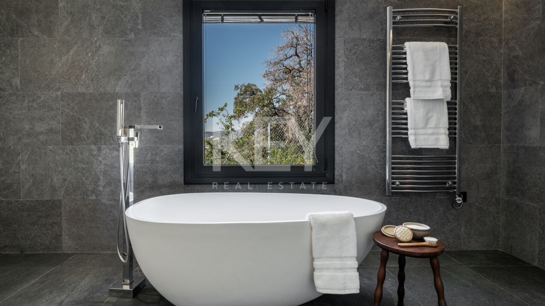 Peaceful Villa with Panoramic Views across the Sea in Estepona