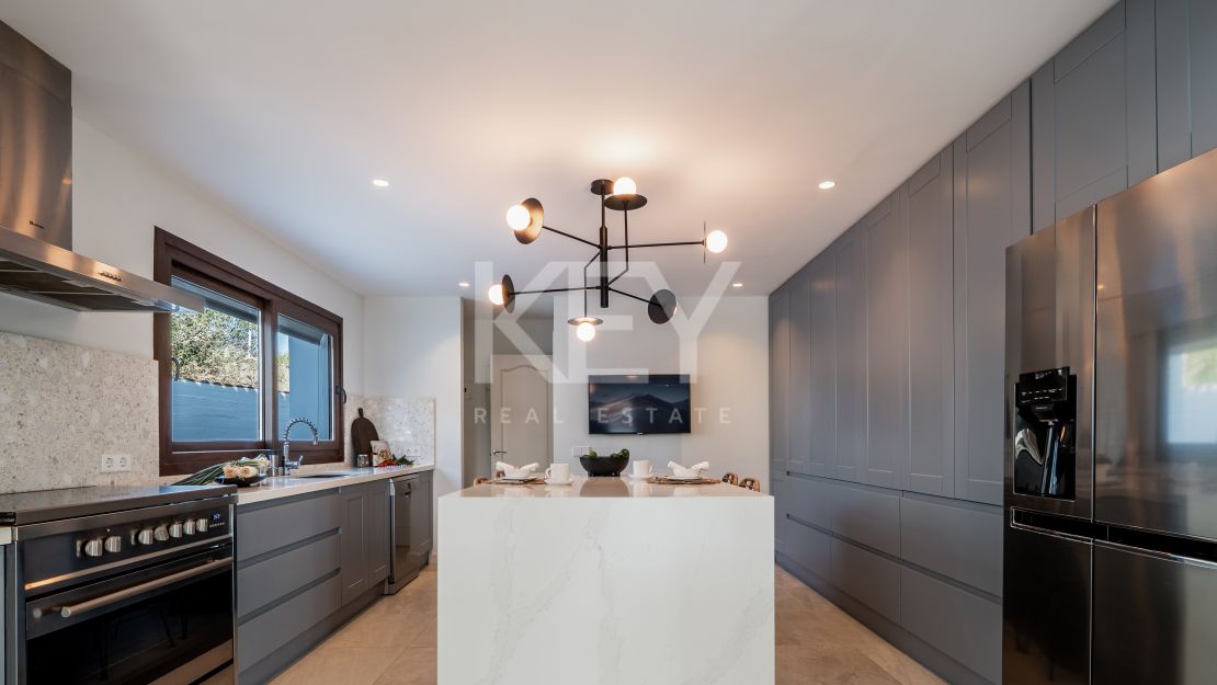 Peaceful Villa with Panoramic Views across the Sea in Estepona