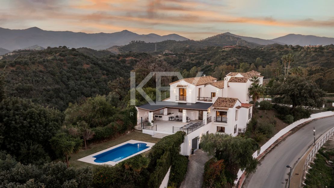 Peaceful Villa with Panoramic Views across the Sea in Estepona