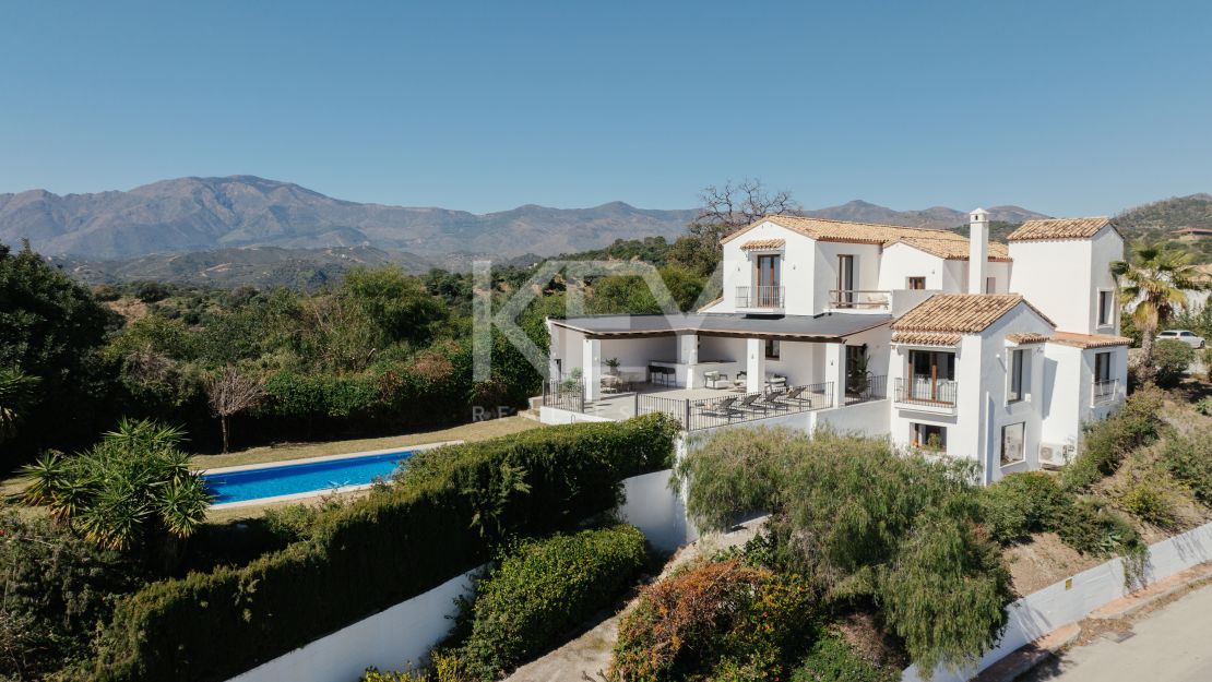Peaceful Villa with Panoramic Views across the Sea in Estepona