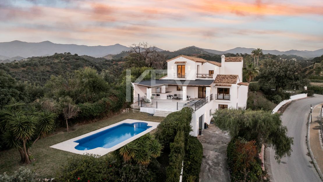 Peaceful Villa with Panoramic Views across the Sea in Estepona