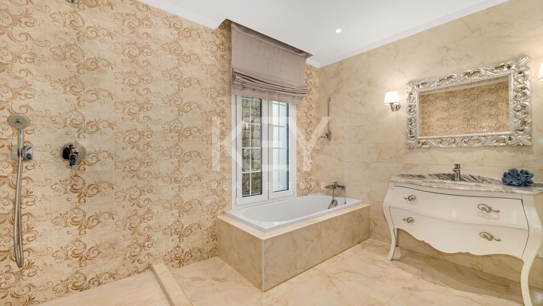 Mediterranean Style Villa with La Concha views in Marbella Golden Mile