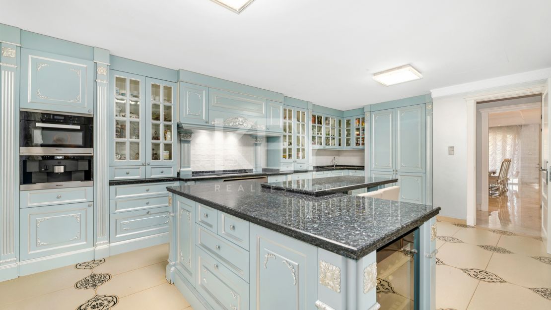 Mediterranean Style Villa with La Concha views in Marbella Golden Mile