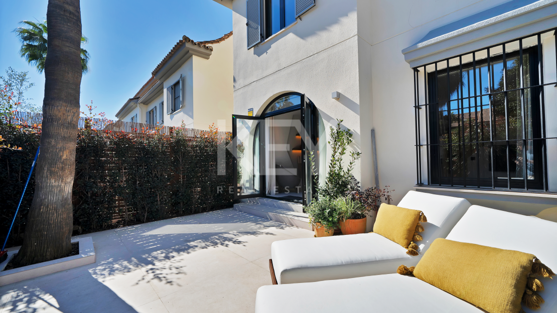 Elegant Beachside Townhouse in Puerto Banús, Marbella