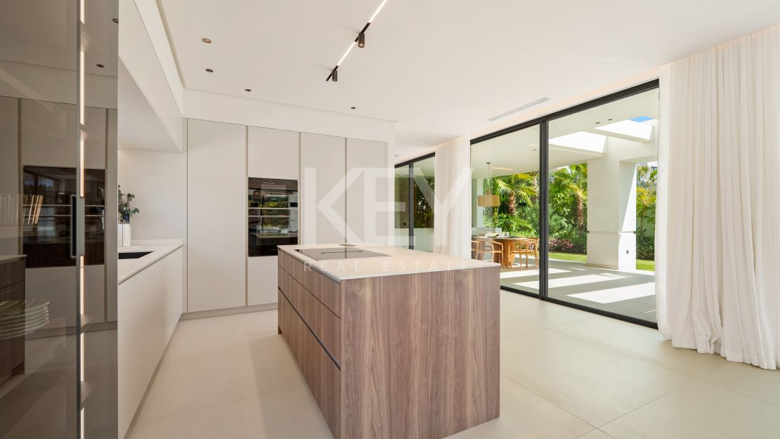 Charming Contemporary Villa near the Beach, Marbella