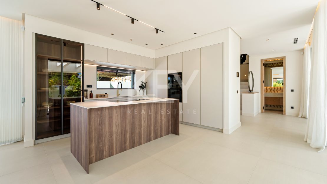 Charming Contemporary Villa near the Beach, Marbella