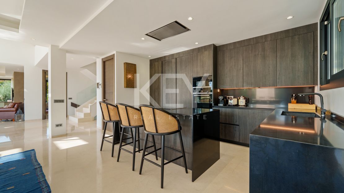 Elegant Villa with Great Views in Nueva Andalucia, Marbella