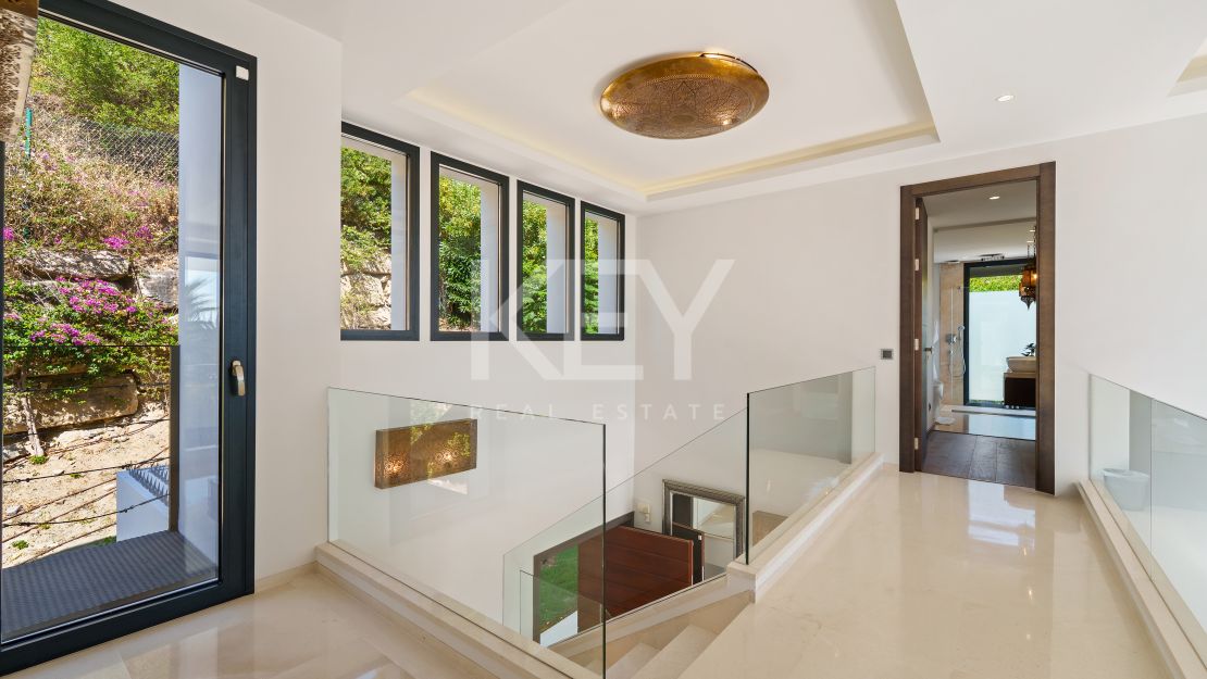 Elegant Villa with Great Views in Nueva Andalucia, Marbella