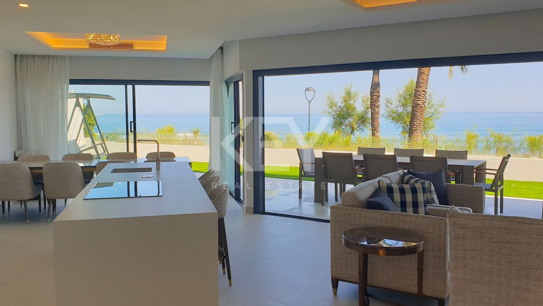 Casa adosada de lujo junto a la playa con piscina privada y vistas panorámicas al mar