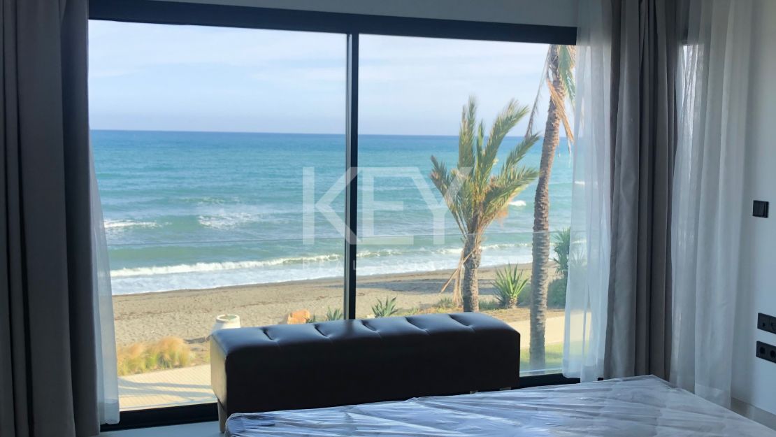 Casa adosada de lujo junto a la playa con piscina privada y vistas panorámicas al mar