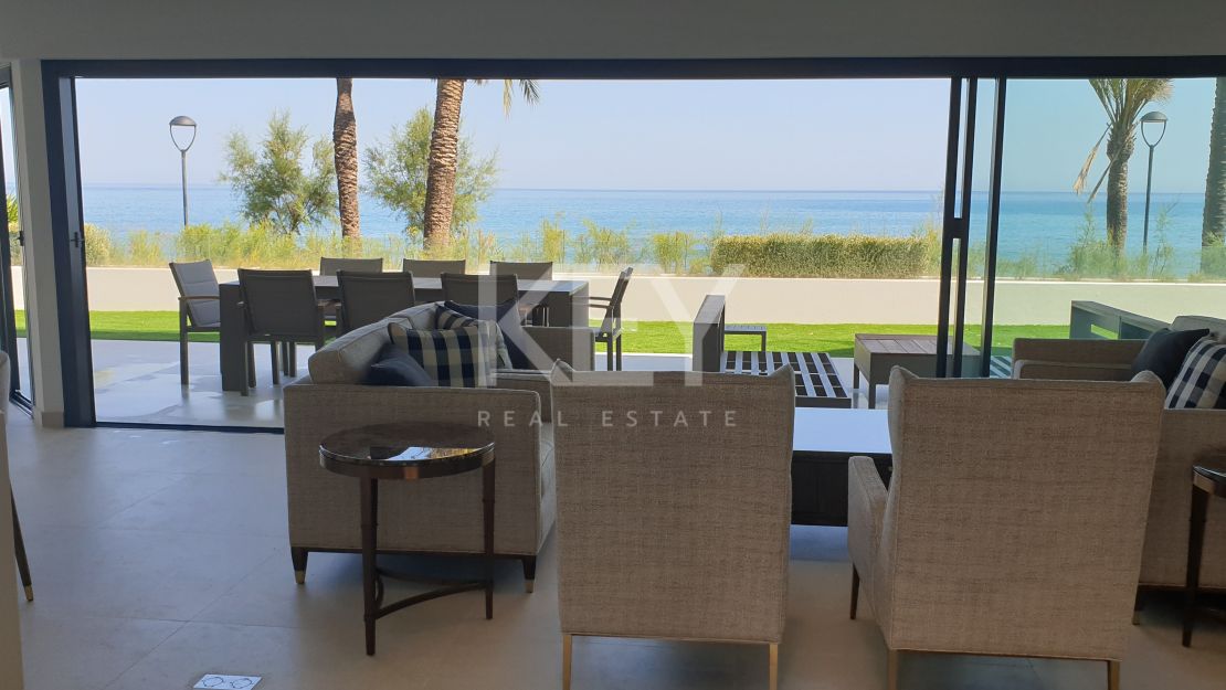 Casa adosada de lujo junto a la playa con piscina privada y vistas panorámicas al mar