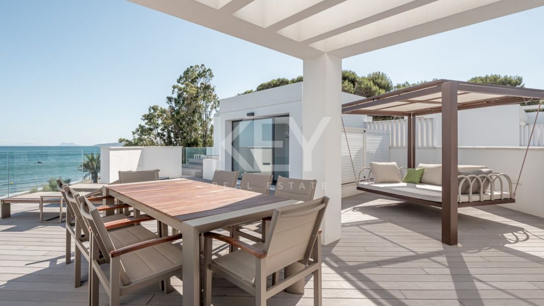 Casa adosada de lujo junto a la playa con piscina privada y vistas panorámicas al mar