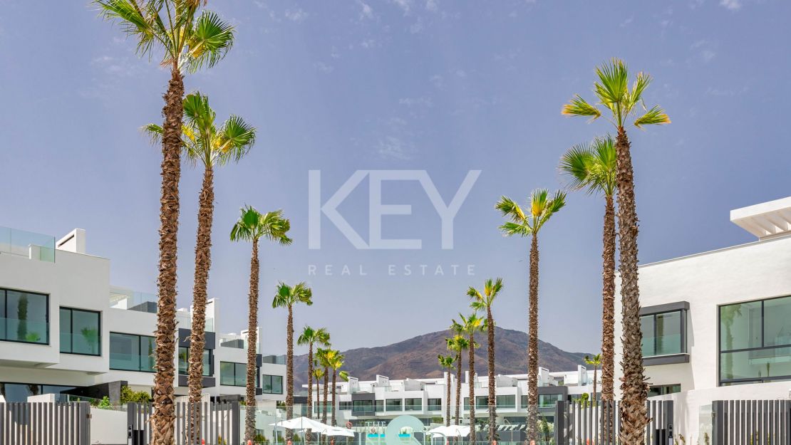 Casa adosada de lujo junto a la playa con piscina privada y vistas panorámicas al mar