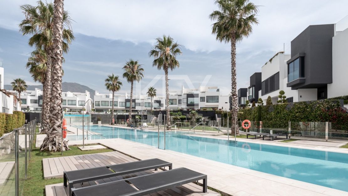 Casa adosada de lujo junto a la playa con piscina privada y vistas panorámicas al mar