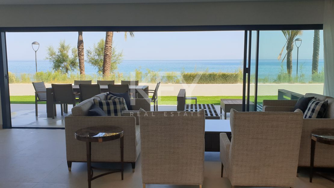 Casa adosada de lujo junto a la playa con piscina privada y vistas panorámicas al mar
