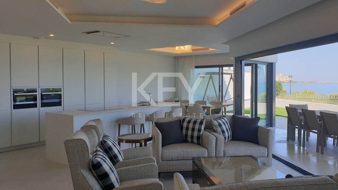 Casa adosada de lujo junto a la playa con piscina privada y vistas panorámicas al mar