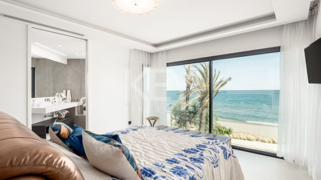 Casa adosada de lujo junto a la playa con piscina privada y vistas panorámicas al mar