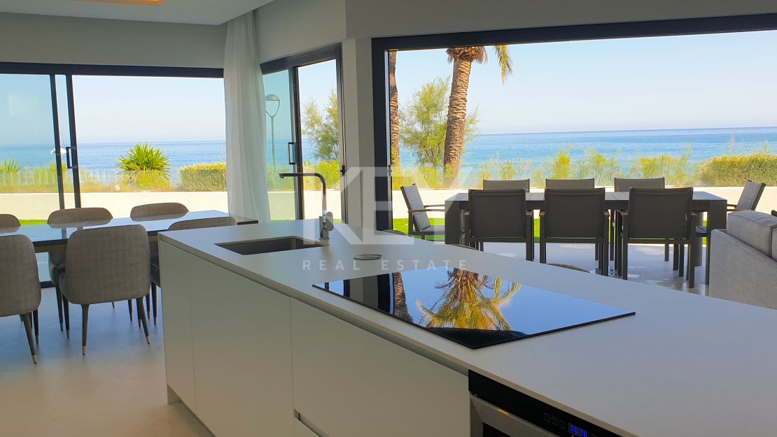 Casa adosada de lujo junto a la playa con piscina privada y vistas panorámicas al mar