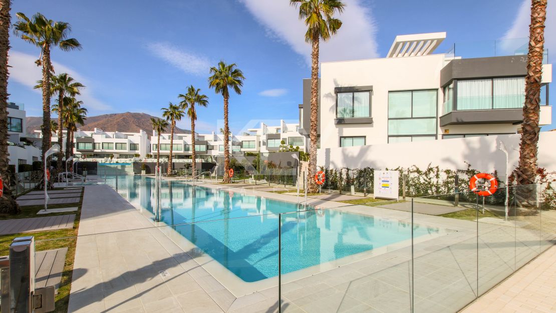 Casa adosada de lujo junto a la playa con piscina privada y vistas panorámicas al mar