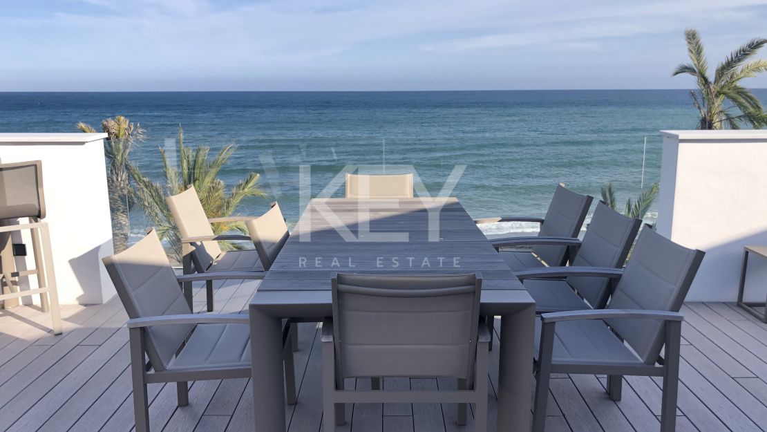 Casa adosada de lujo junto a la playa con piscina privada y vistas panorámicas al mar