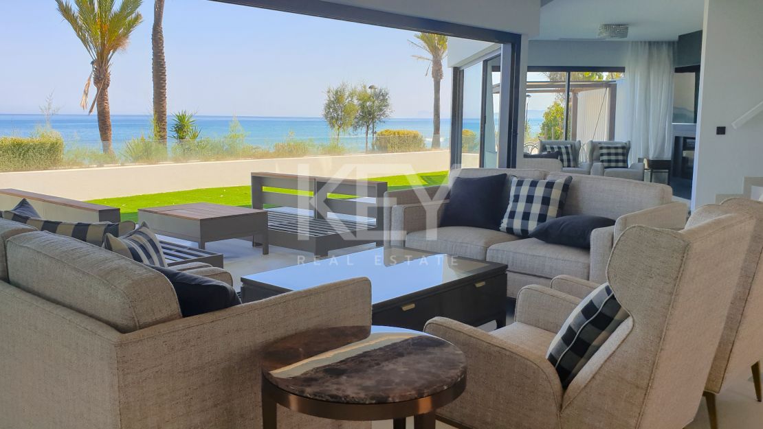 Casa adosada de lujo junto a la playa con piscina privada y vistas panorámicas al mar