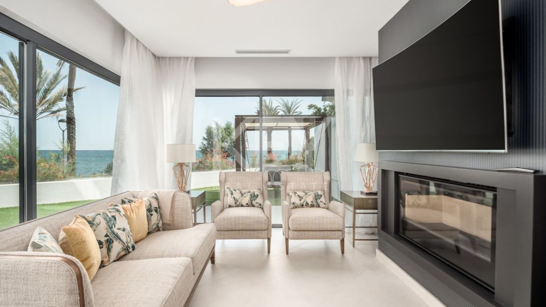 Casa adosada de lujo junto a la playa con piscina privada y vistas panorámicas al mar