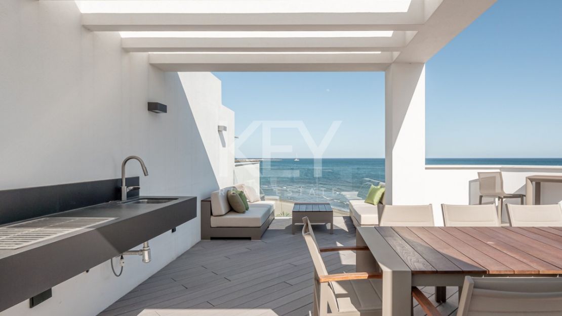 Casa adosada de lujo junto a la playa con piscina privada y vistas panorámicas al mar