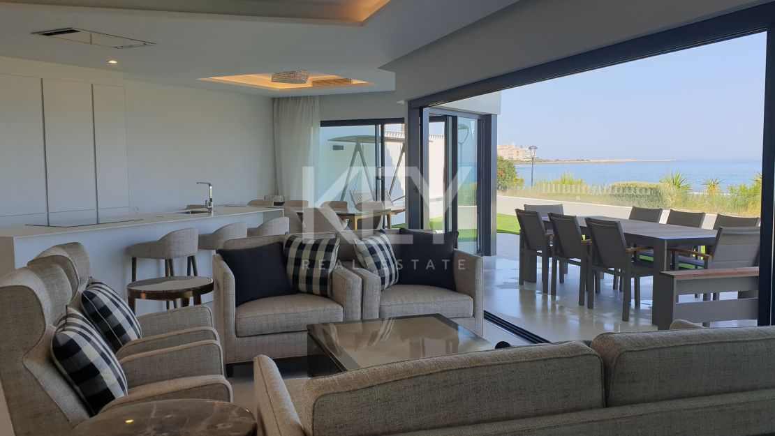 Casa adosada de lujo junto a la playa con piscina privada y vistas panorámicas al mar