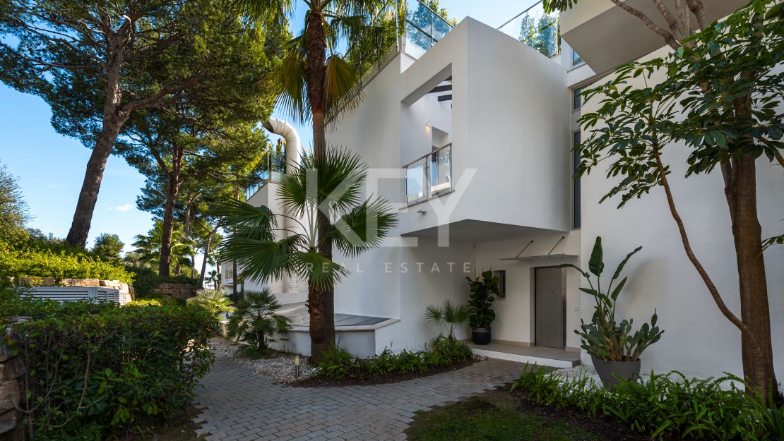 Modern Spacious Townhouse with Sea Views in Sierra Blanca, Marbella