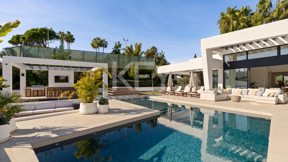Exceptional Villa just minutes from Los Naranjos Golf Club in Nueva Andalucía, Marbella